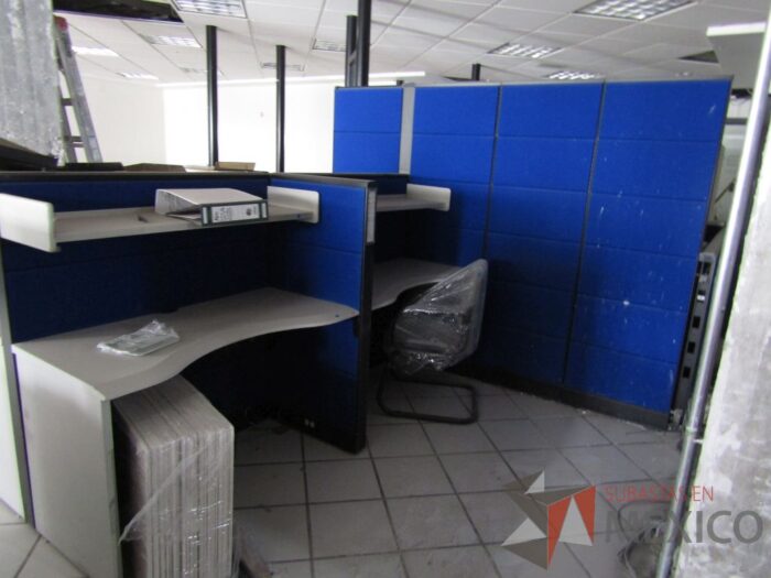 Lote 006 - Estación de trabajo para 4 personas, pizarrón blanco y 4 Archiveros verticales de 3 cajones - Imagen 7