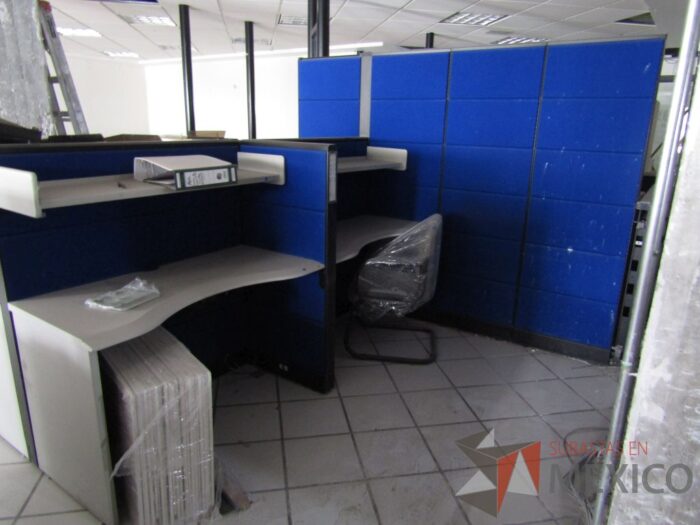 Lote 006 - Estación de trabajo para 4 personas, pizarrón blanco y 4 Archiveros verticales de 3 cajones - Imagen 8
