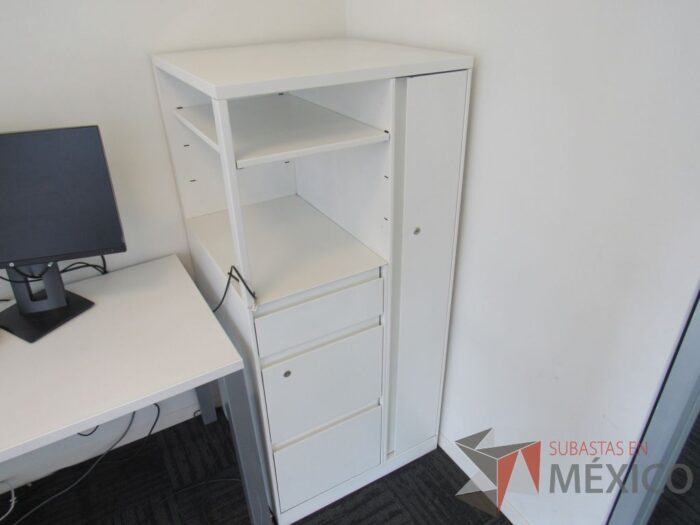 Lote 020 - Gabinete metálico con 3 cajones, 1 puerta y 1 entrepaño color blanco - Imagen 9