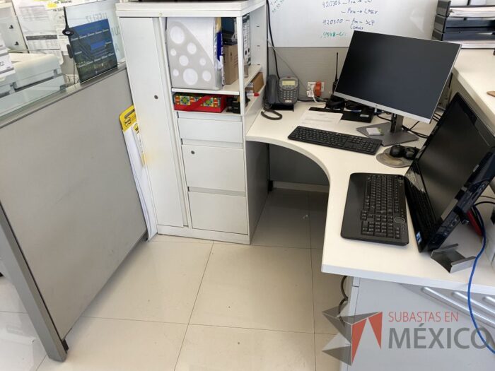 Lote 106 - Estación de trabajo para 5 personas con mampara baja de pizarrón, un archivero vertical de tres cajones con estructura gris y cubiertas color blanco - Imagen 18