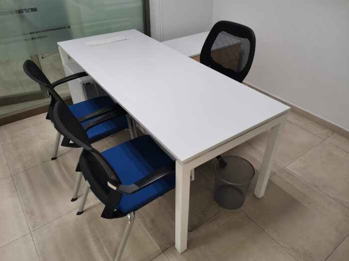 Lote 004 - Escritorio en escuadra izquierdo, cubierta blanca con credenza pedestal de dos cajones beige - Imagen 6