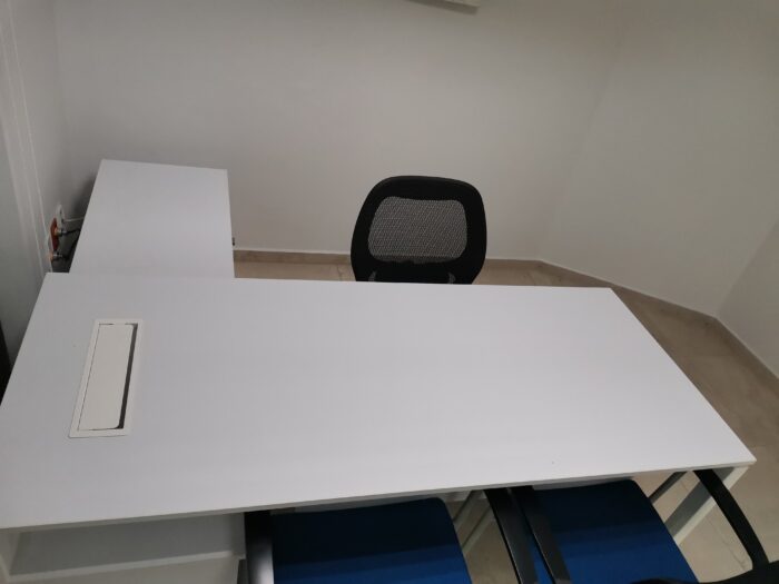 Lote 004 - Escritorio en escuadra izquierdo, cubierta blanca con credenza pedestal de dos cajones beige - Imagen 8