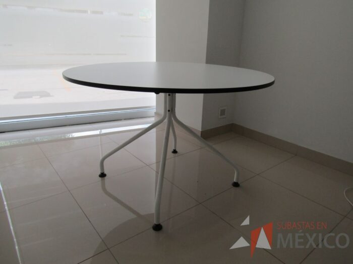 Lote 027 - Mesa redonda con base metálica. - Imagen 4