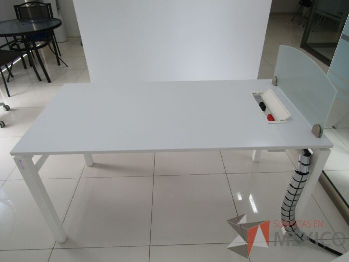 Lote 038 - Escritorio para 1 persona con división de vidrio, orificio para conexiones y archivero de 2 cajones color blanco   - Imagen 2