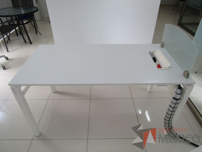 Lote 038 - Escritorio para 1 persona con división de vidrio, orificio para conexiones y archivero de 2 cajones color blanco   - Imagen 4