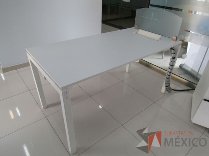 Lote 038 - Escritorio para 1 persona con división de vidrio, orificio para conexiones y archivero de 2 cajones color blanco   - Imagen 5