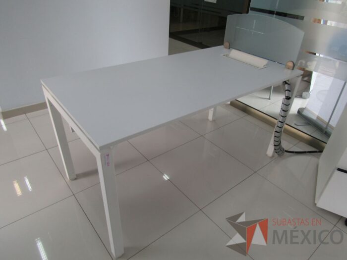 Lote 038 - Escritorio para 1 persona con división de vidrio, orificio para conexiones y archivero de 2 cajones color blanco   - Imagen 6