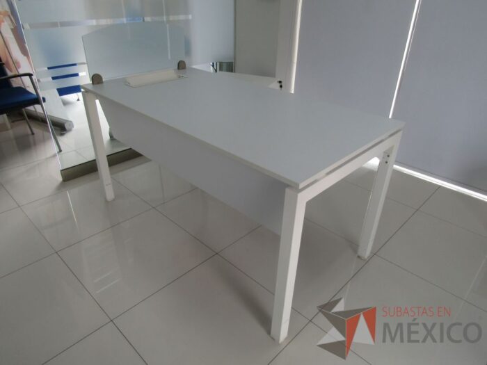 Lote 038 - Escritorio para 1 persona con división de vidrio, orificio para conexiones y archivero de 2 cajones color blanco   - Imagen 8