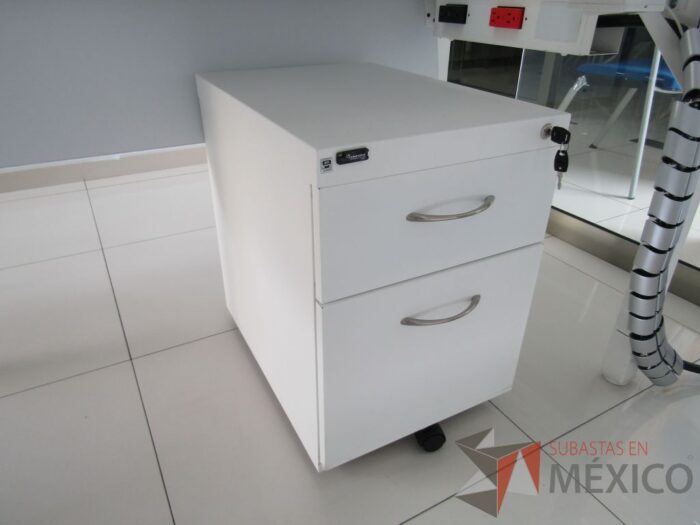 Lote 038 - Escritorio para 1 persona con división de vidrio, orificio para conexiones y archivero de 2 cajones color blanco   - Imagen 17