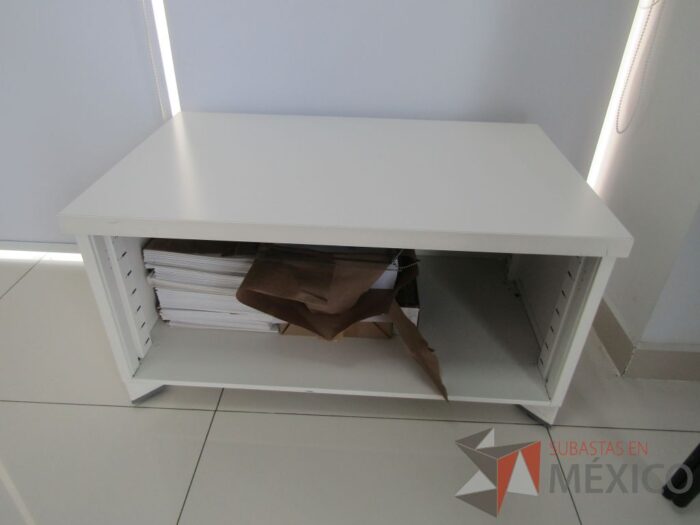 Lote 038 - Escritorio para 1 persona con división de vidrio, orificio para conexiones y archivero de 2 cajones color blanco   - Imagen 21