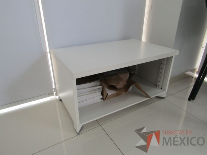 Lote 038 - Escritorio para 1 persona con división de vidrio, orificio para conexiones y archivero de 2 cajones color blanco   - Imagen 22