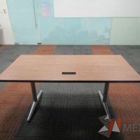 Lote 001 - Mesa de trabajo plegable rectangular con estructura gris con ruedas