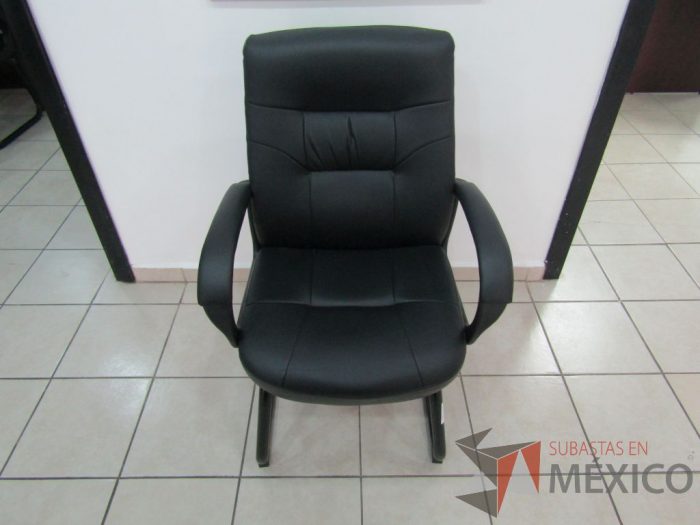 Lote 005 - 10 Sillas tipo trineo, con descansabrazos fijo, asiento y respaldo tipo piel color negro - Imagen 3
