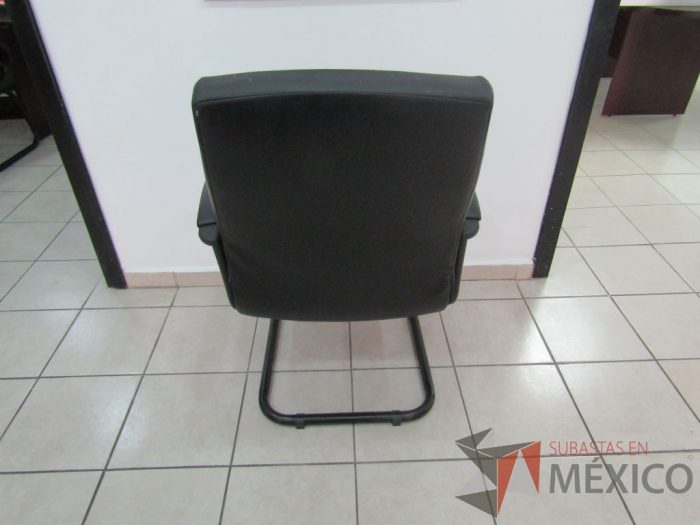 Lote 005 - 10 Sillas tipo trineo, con descansabrazos fijo, asiento y respaldo tipo piel color negro - Imagen 6