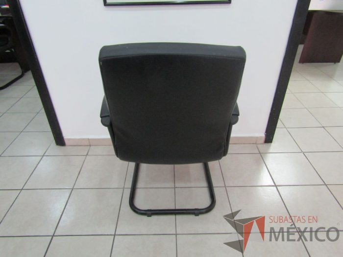 Lote 005 - 10 Sillas tipo trineo, con descansabrazos fijo, asiento y respaldo tipo piel color negro - Imagen 7