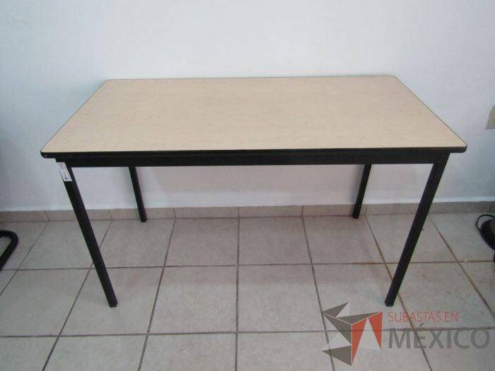 Mesa de trabajo con 4 patas y cubierta de madera