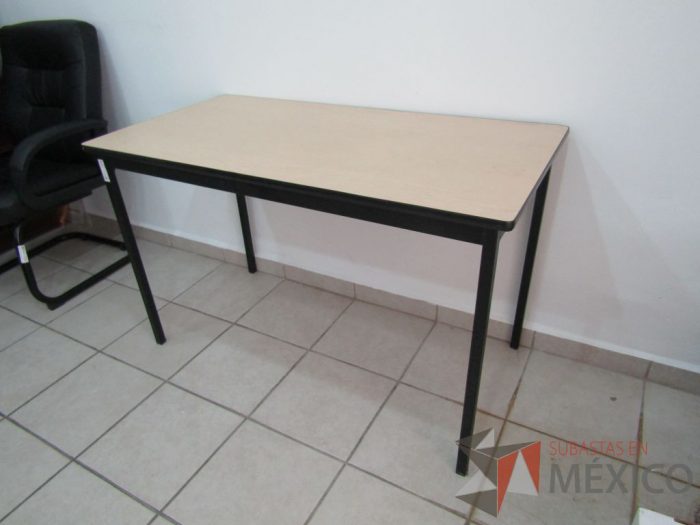 Mesa de trabajo con 4 patas y cubierta de madera - Imagen 4