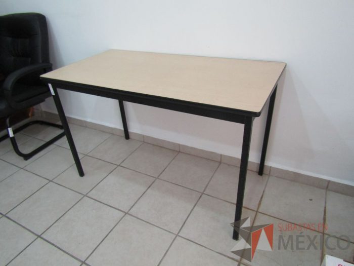 Mesa de trabajo con 4 patas y cubierta de madera - Imagen 5