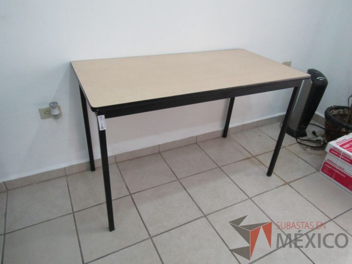 Mesa de trabajo con 4 patas y cubierta de madera - Imagen 6