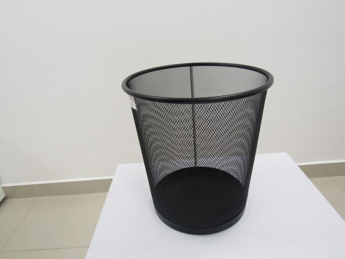 Lote 014 - 5 Botes de basura de metal negro