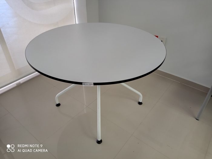 Lote 004 - Mesa redonda con cubierta de color blaca y patas de metal fijas - Imagen 4