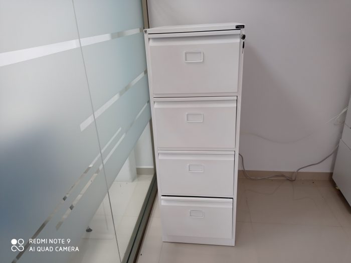Lote 005 - Archivero vertical metalico de 4 cajones color blanco