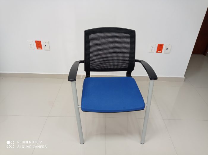 Lote 009 - 12 Sillas fijas,descansabrazos fijos,asiento en tela azul ,respaldo en malla negra - Imagen 3