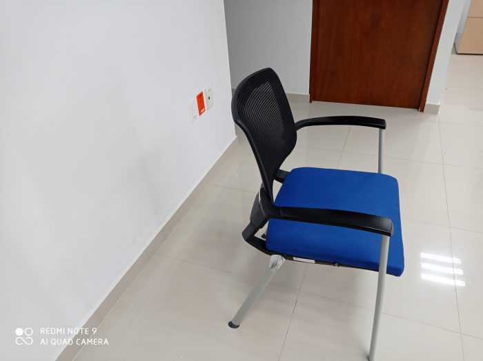 Lote 009 - 12 Sillas fijas,descansabrazos fijos,asiento en tela azul ,respaldo en malla negra - Imagen 4