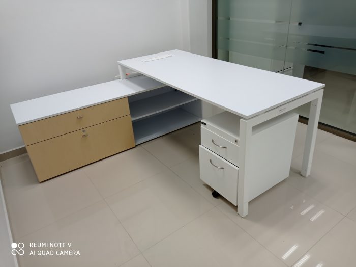 Lote 013 - Escritorio con cubierta de color blanca con credenza de color biege