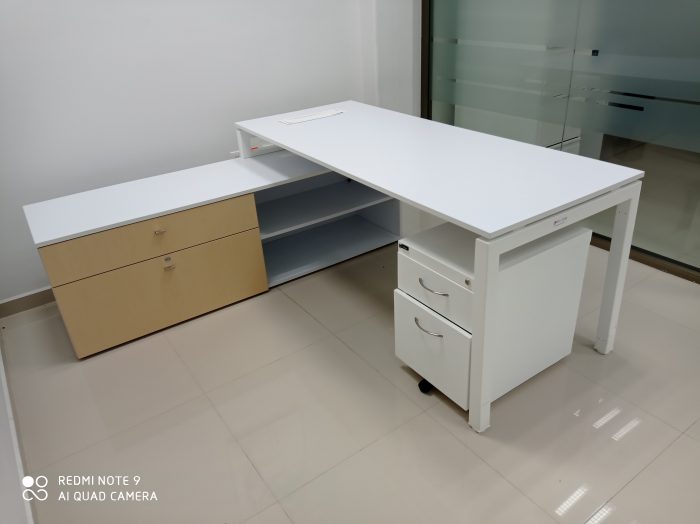 Lote 013 - Escritorio con cubierta de color blanca con credenza de color biege - Imagen 3