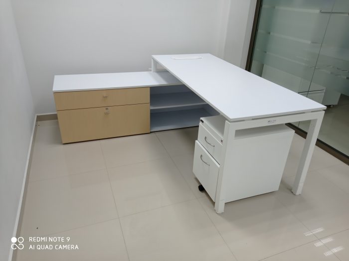 Lote 013 - Escritorio con cubierta de color blanca con credenza de color biege - Imagen 4