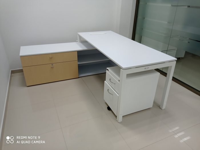 Lote 013 - Escritorio con cubierta de color blanca con credenza de color biege - Imagen 5