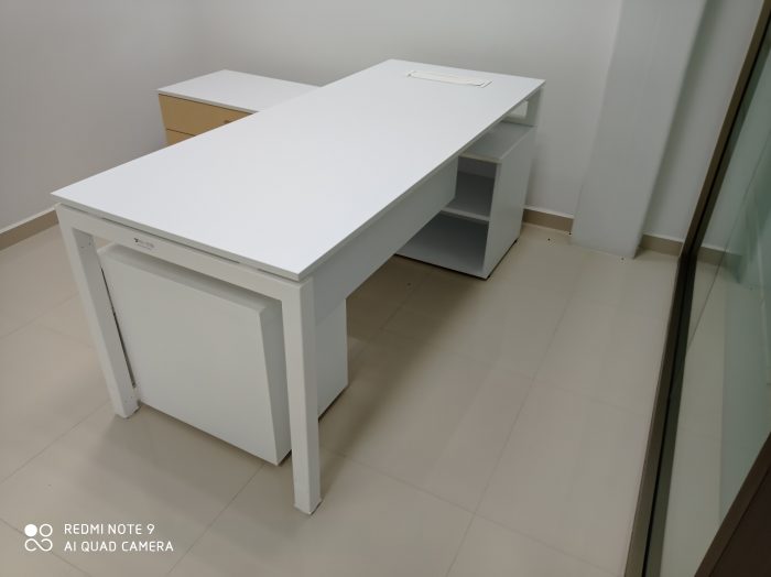 Lote 013 - Escritorio con cubierta de color blanca con credenza de color biege - Imagen 10