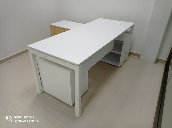 Lote 013 - Escritorio con cubierta de color blanca con credenza de color biege - Imagen 6