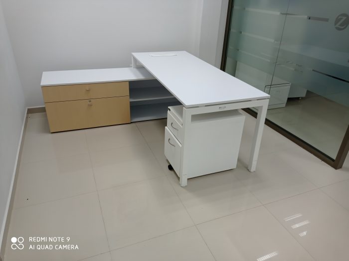 Lote 013 - Escritorio con cubierta de color blanca con credenza de color biege - Imagen 7