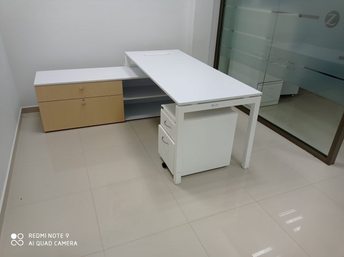 Lote 013 - Escritorio con cubierta de color blanca con credenza de color biege - Imagen 8