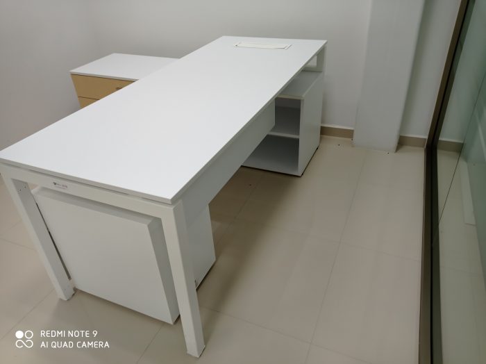 Lote 013 - Escritorio con cubierta de color blanca con credenza de color biege - Imagen 9