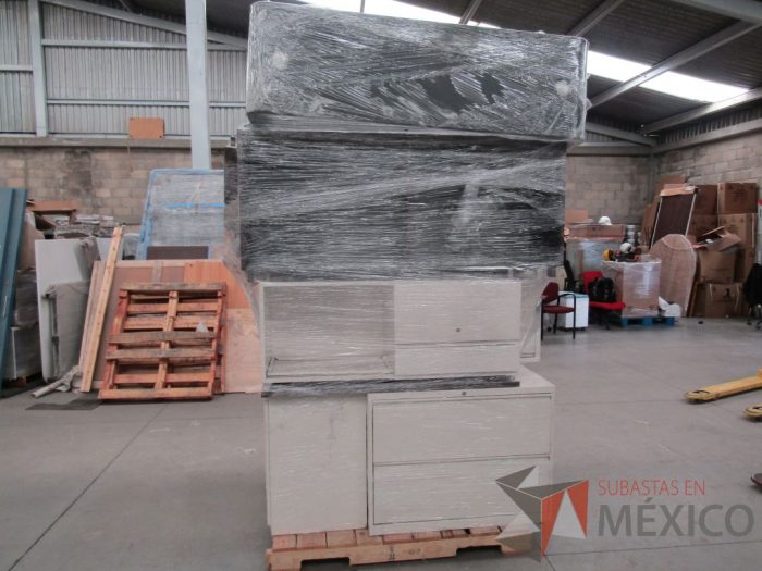 Lote 014 - 8 Piezas de credenzas de varios modelos, archviero de 2 cajones, gabinetes y barra - Imagen 3