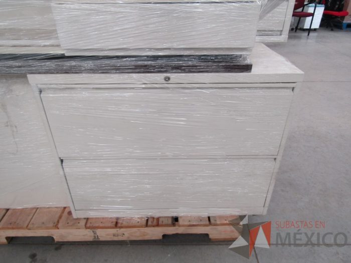 Lote 014 - 8 Piezas de credenzas de varios modelos, archviero de 2 cajones, gabinetes y barra - Imagen 9