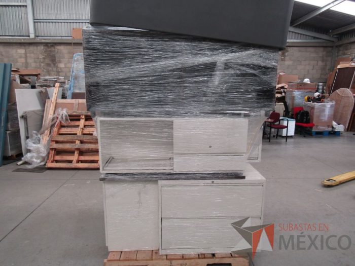 Lote 014 - 8 Piezas de credenzas de varios modelos, archviero de 2 cajones, gabinetes y barra - Imagen 11