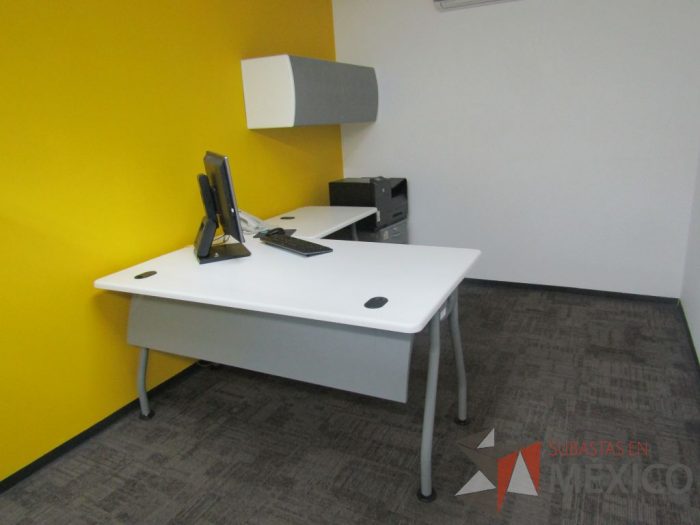 Lote 001 - Escritorio en forma de L con cubierta de color blanco, patas metálicas fijas, con orificios para cables, gaveta con 1 puerta, archivero metálico con 2 cajones y ruedas - Imagen 3