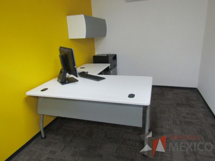 Lote 001 - Escritorio en forma de L con cubierta de color blanco, patas metálicas fijas, con orificios para cables, gaveta con 1 puerta, archivero metálico con 2 cajones y ruedas - Imagen 4