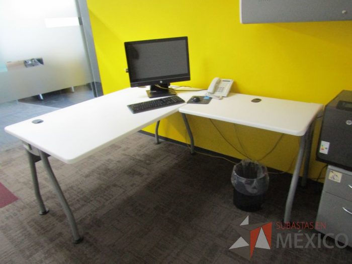 Lote 001 - Escritorio en forma de L con cubierta de color blanco, patas metálicas fijas, con orificios para cables, gaveta con 1 puerta, archivero metálico con 2 cajones y ruedas - Imagen 5