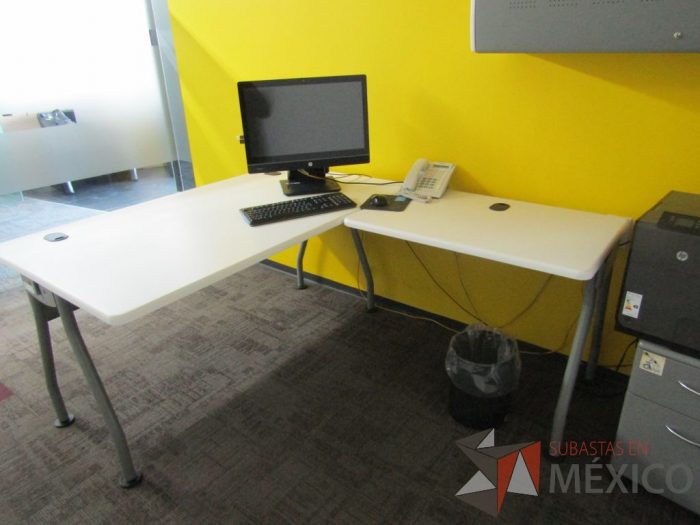 Lote 001 - Escritorio en forma de L con cubierta de color blanco, patas metálicas fijas, con orificios para cables, gaveta con 1 puerta, archivero metálico con 2 cajones y ruedas - Imagen 6