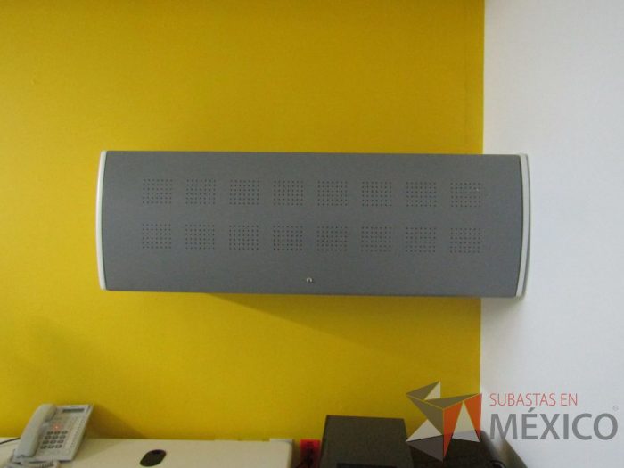 Lote 001 - Escritorio en forma de L con cubierta de color blanco, patas metálicas fijas, con orificios para cables, gaveta con 1 puerta, archivero metálico con 2 cajones y ruedas - Imagen 7