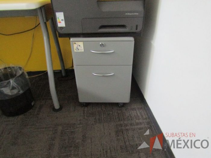 Lote 001 - Escritorio en forma de L con cubierta de color blanco, patas metálicas fijas, con orificios para cables, gaveta con 1 puerta, archivero metálico con 2 cajones y ruedas - Imagen 8