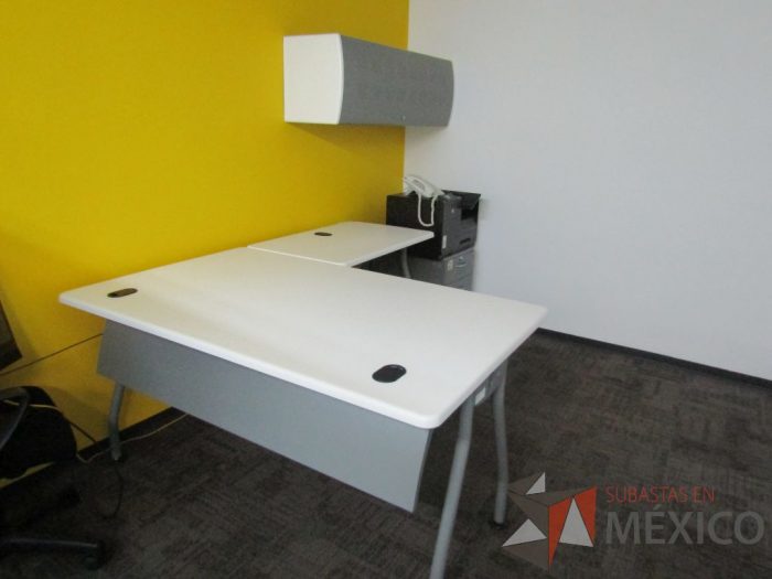 Lote 001 - Escritorio en forma de L con cubierta de color blanco, patas metálicas fijas, con orificios para cables, gaveta con 1 puerta, archivero metálico con 2 cajones y ruedas - Imagen 9