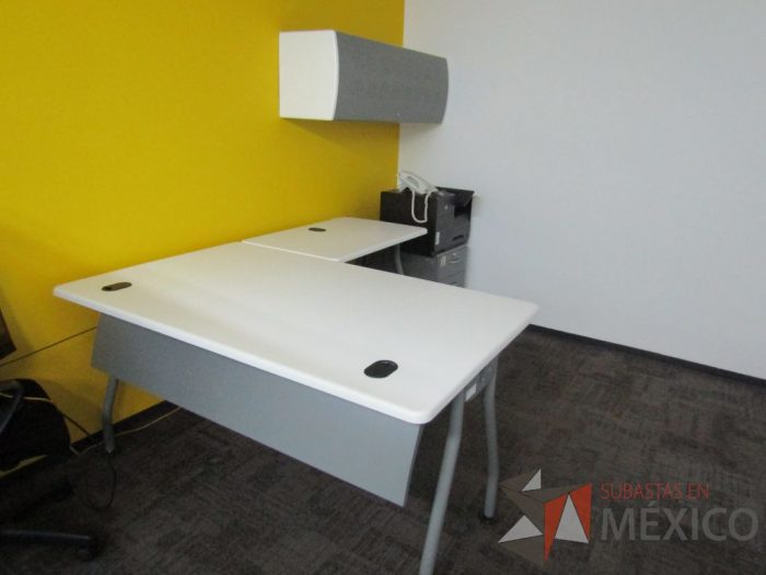 Lote 001 - Escritorio en forma de L con cubierta de color blanco, patas metálicas fijas, con orificios para cables, gaveta con 1 puerta, archivero metálico con 2 cajones y ruedas - Imagen 10