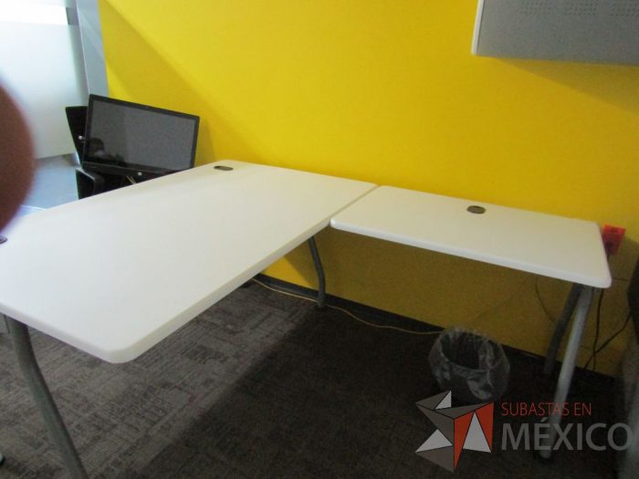 Lote 001 - Escritorio en forma de L con cubierta de color blanco, patas metálicas fijas, con orificios para cables, gaveta con 1 puerta, archivero metálico con 2 cajones y ruedas - Imagen 11