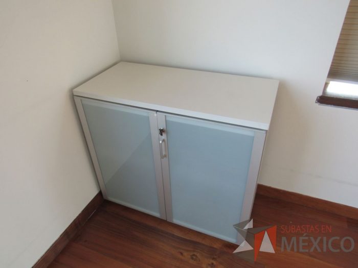 Lote 115 - 3 Gabinetes con 2 puertas, 1 entrepaño y cubierta color blanco - Imagen 7